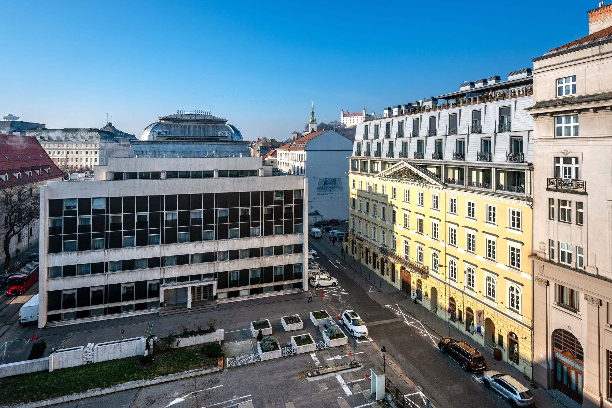 Fasáda Paláca Motešických na Gorkého ulici s nadstavbou